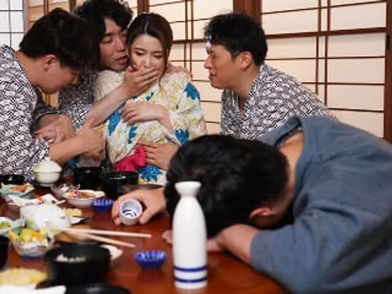 đưa vợ yêu đi suối nước nóng, người chồng không biết vợ yêu bị người khác địt sấp mặt