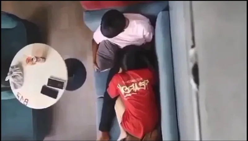 Quay lén ghệ bú liếm cho ghệ nơi công cộng