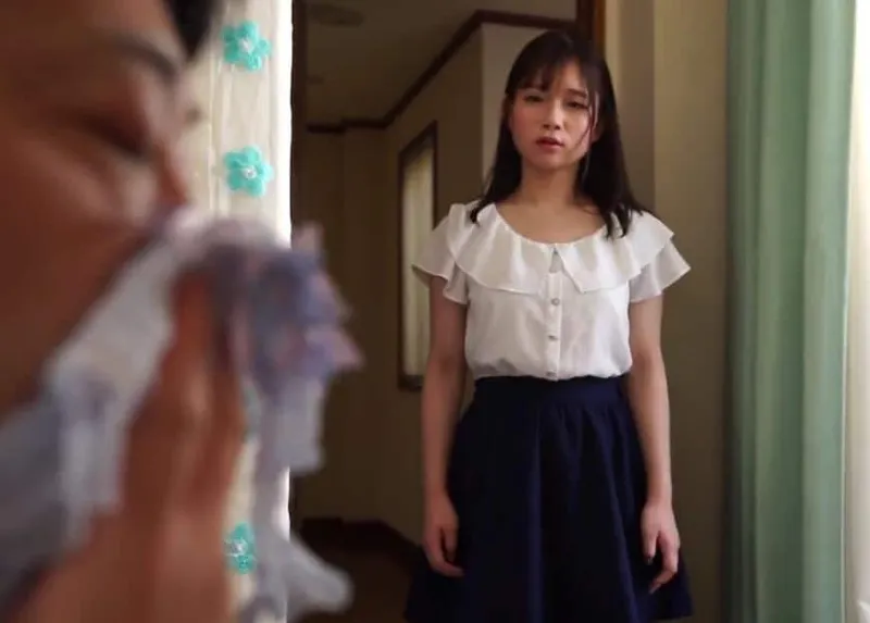 Con chim nhỏ phát hiện bố dượng biến thái ngửi đồ lót của mình